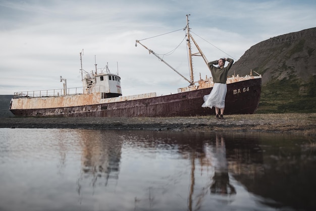 garota perto do enorme navio na Islândia