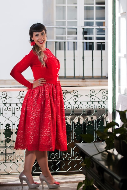 Foto garota pin-up com vestido vermelho