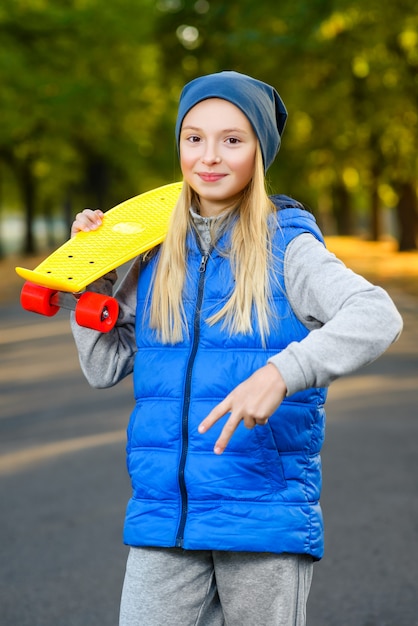 Foto garota posando com skate ao ar livre