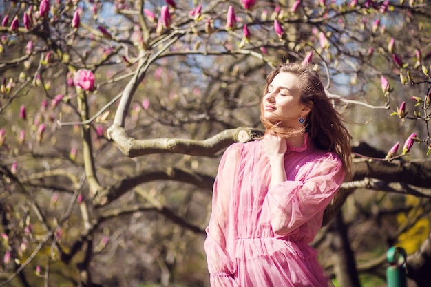 Garota posando no jardim de magnólia