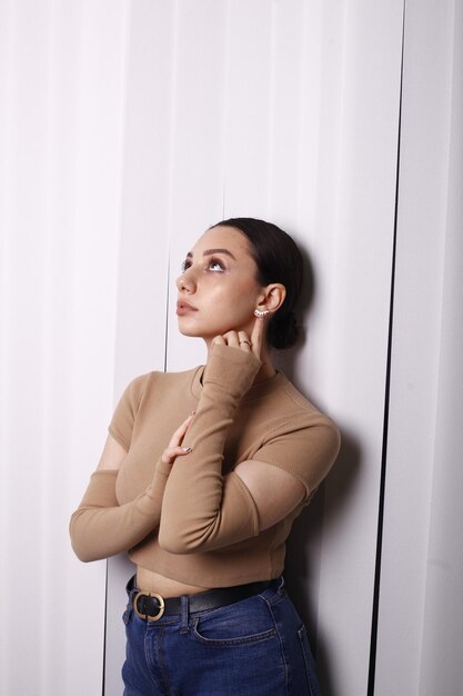 garota posando para uma foto de uma senhora de negócios