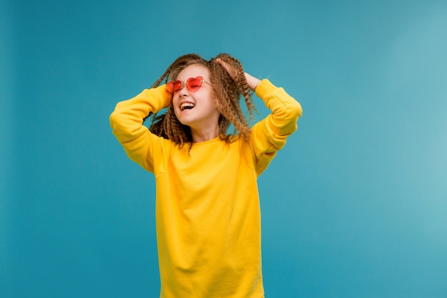 Garota pré-adolescente em roupas amarelas sorrindo