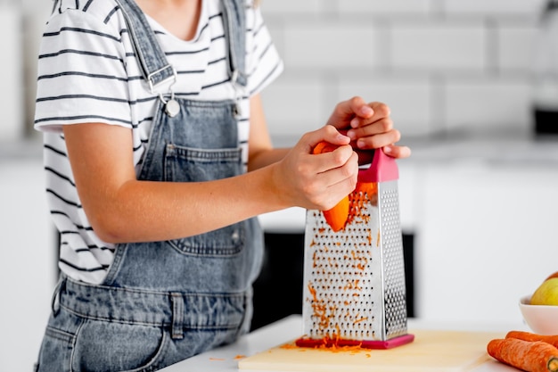 Garota pré-adolescente na cozinha