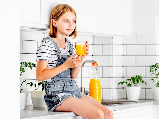 Garota pré-adolescente na cozinha