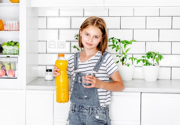 Garota pré-adolescente na cozinha