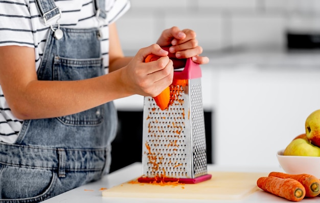 Garota pré-adolescente na cozinha