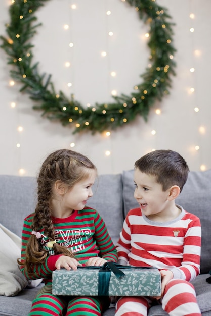 Garota pré-escolar em pijamas de Natal