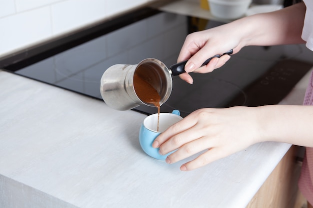 Garota preparando café na cozinha