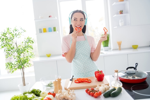 garota preparando o almoço na cozinha moderna