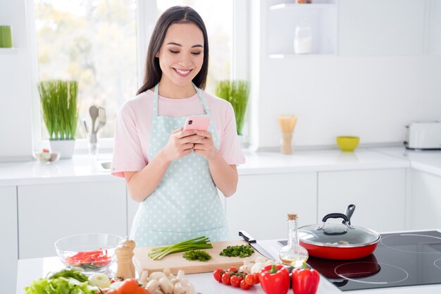 garota preparando o almoço na cozinha moderna