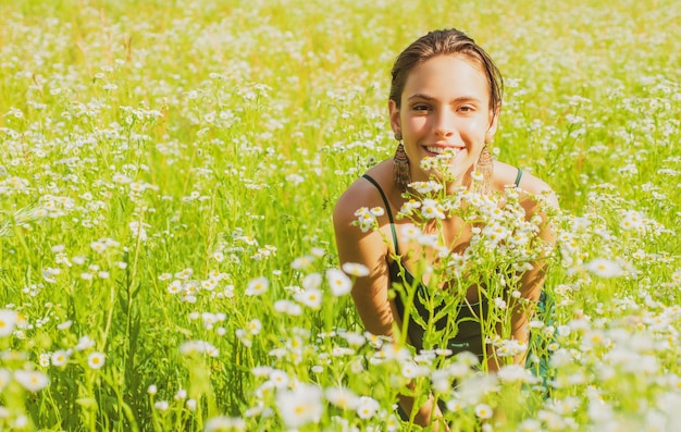 Garota primavera ao ar livre no campo de verão Conceito de respiração saudável Unidade com a natureza