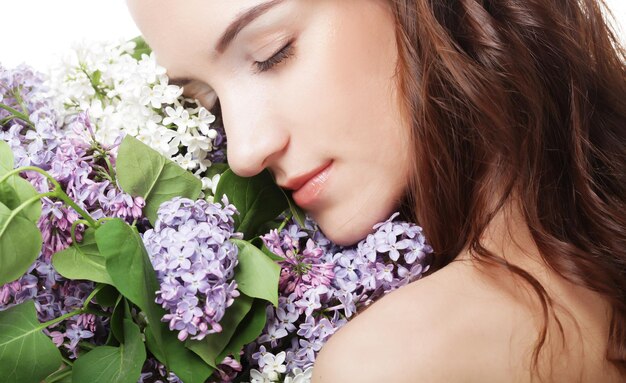 Garota primavera com flores lilás