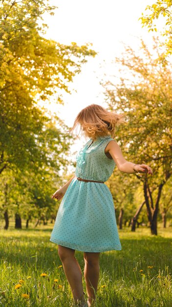 Garota primavera curtindo a natureza. Mulher jovem e bonita ao ar livre. Menina saudável no parque verde. Dia ensolarado