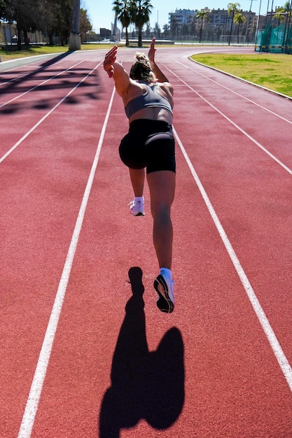 Garota pronta para começar a corrida de pista