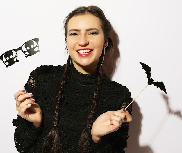 Garota pronta para festa sobre o conceito de halloween de fundo branco