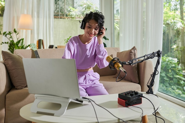 Garota pronta para gravar podcast