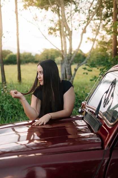 Garota relaxada em um carro