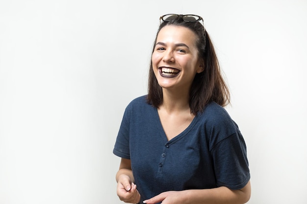 Garota romântica em óculos da moda posando com um sorriso tímido