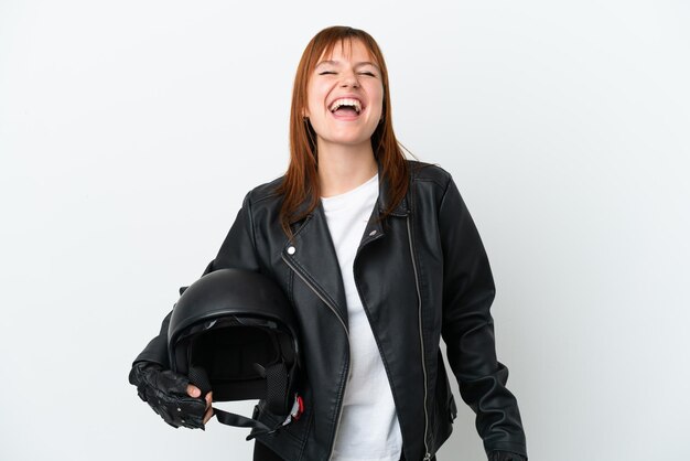 Garota ruiva com um capacete de moto isolado no fundo branco rindo