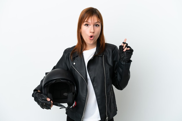 Garota ruiva com um capacete de motocicleta isolado no fundo branco com a intenção de perceber a solução enquanto levanta um dedo