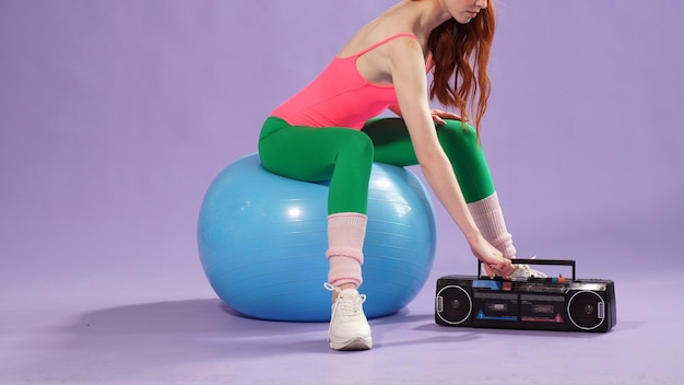 Garota ruiva fazendo treinamento de pilates no ginásio