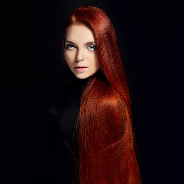 Garota ruiva linda sexy com cabelos longos
