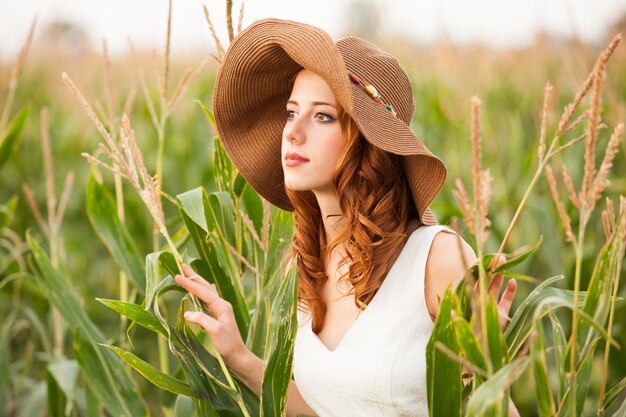 Garota ruiva no campo de milho