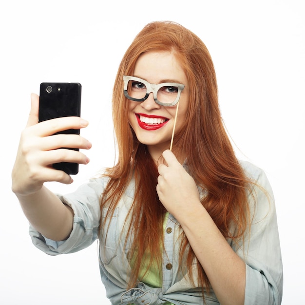 Garota ruiva pronta para festa tirar selfie