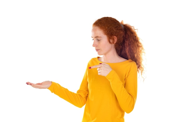 Garota ruiva segurando algo em suas mãos isoladas em um fundo branco