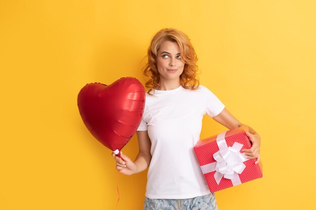 Garota ruiva sorridente com balão de coração de amor e caixa seja meu namorado