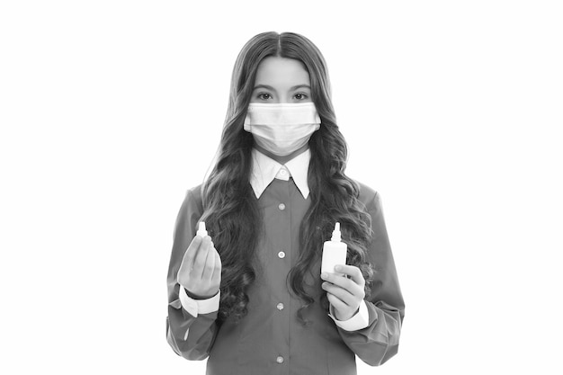 Garota segura medicamento spray nasal de nariz escorrendo usando máscara médica protetora isolada em coronavírus branco