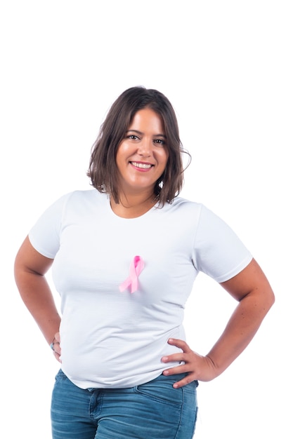 garota segurando a fita de câncer de mama sobre um fundo branco sorrindo.