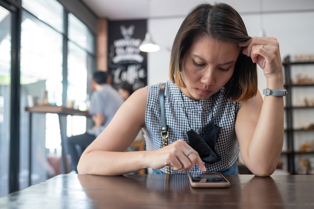 Garota séria usando smartphone, mulher joga telefone