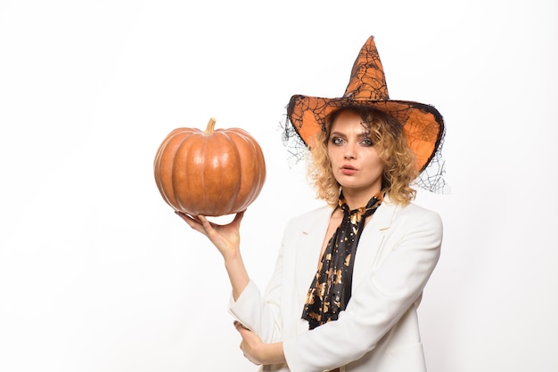 Garota sexy com fantasia de halloween bruxa com celebração de abóbora feriado de outono doce ou travessura