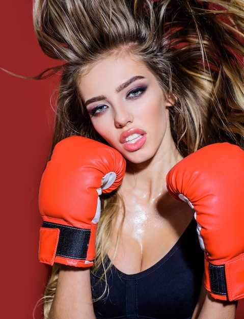 Foto garota sexy desportiva em luvas de boxe esporte boxe e conceito de fitness boxer mulher mulher bonita com