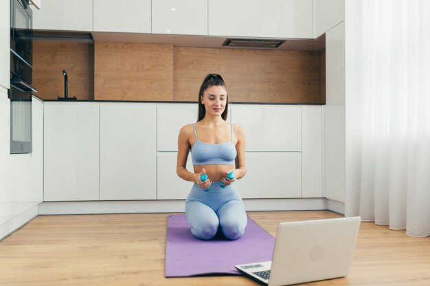 Garota sexy fazendo exercícios em casa online