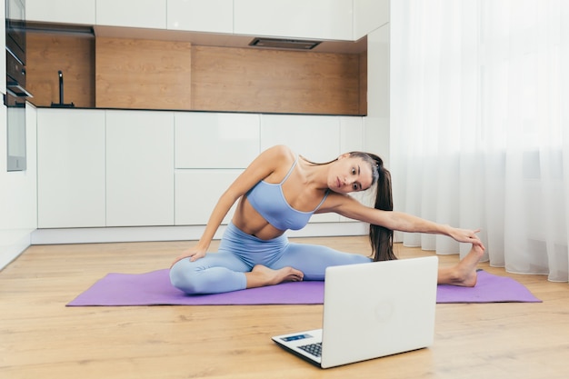 Garota sexy fazendo exercícios em casa online