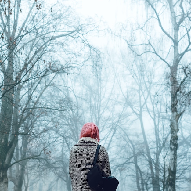 Foto garota solitária no parque enevoado