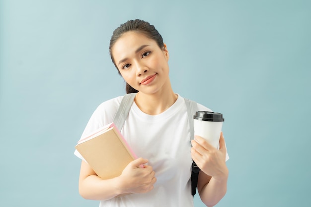 Garota sonolenta descontente bebe café para viagem sente fadiga depois de aprender o material a noite toda antes do exame