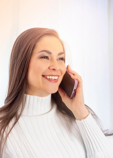 garota sorridente falando ao telefone, close-up