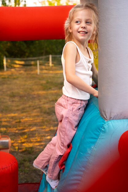 Foto garota sorridente na casa de salto tiro completo