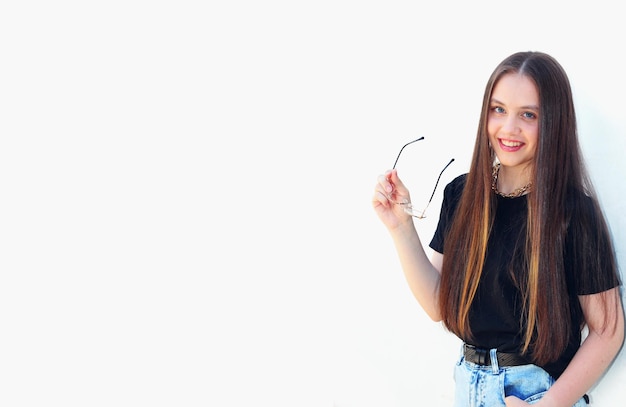 Garota sorridente tira os óculos após a correção da visão com espaço para inserir texto em fundo branco