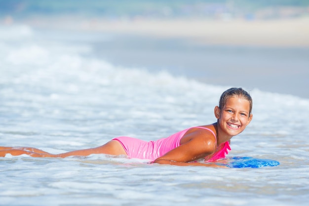 Garota surfista de férias de verão