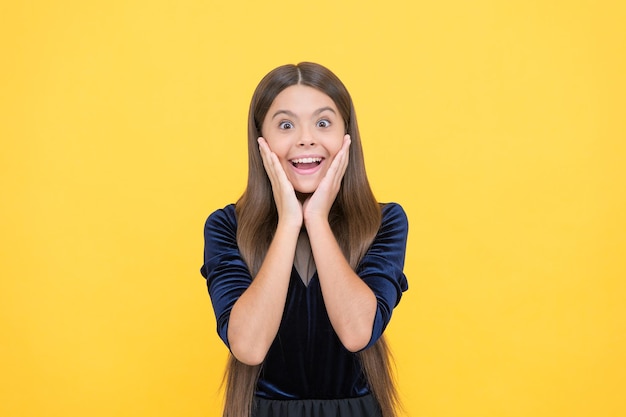 Garota surpresa com cara feliz expressa surpresa de emoções positivas