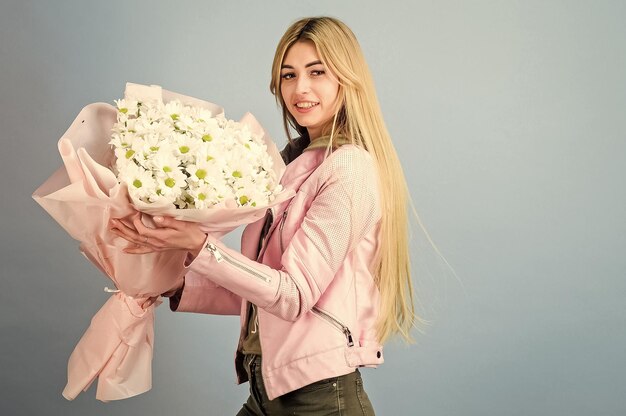 Garota tenra loira sensual segura buquê de flores Serviço de entrega de flores Símbolo de flor de camomila de inocência e ternura Celebrando seu dia especial Surpresa para namorada Adore flores