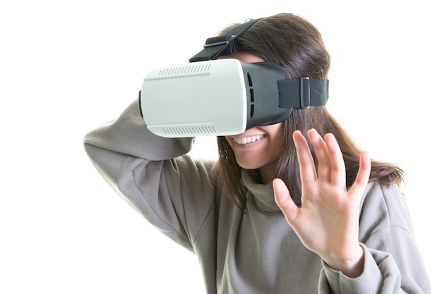 Garota tentando tocar objetos em óculos de realidade virtual fone de ouvido caixa vr sorrindo mulher positiva