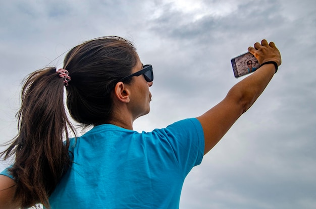 Garota tirando uma selfie com o smartphone