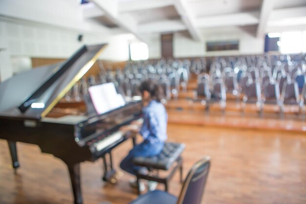 Foto garota tocando piano desfocar a imagem