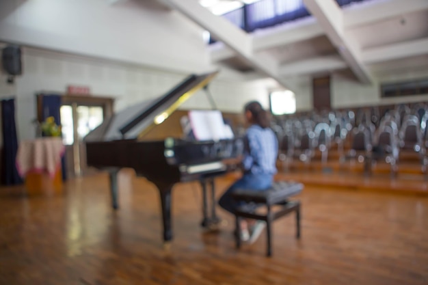 Garota tocando piano Desfocar a imagem