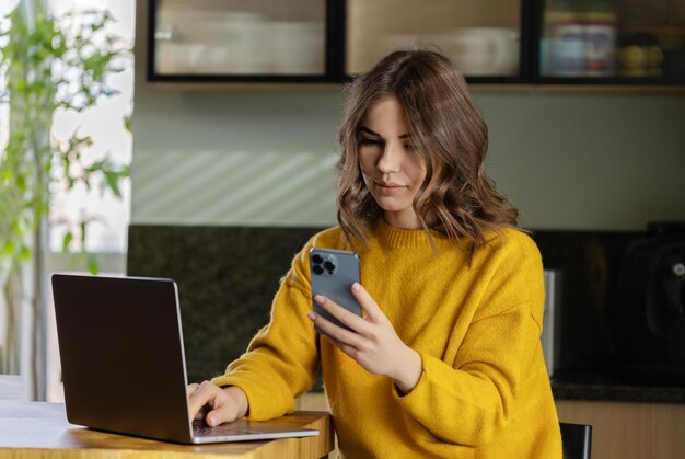 Foto garota trabalhando em casa com um laptop durante a quarentena